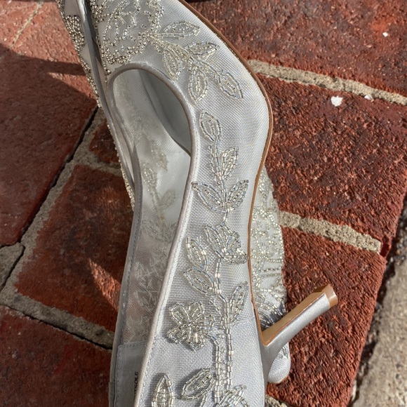 Karen Scott used formal shoes. 👠 - Picture 7 of 12